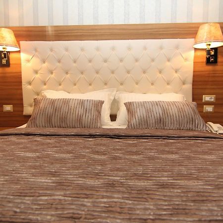 Hotel Boutique Restaurant Gloria Тирана Стая снимка