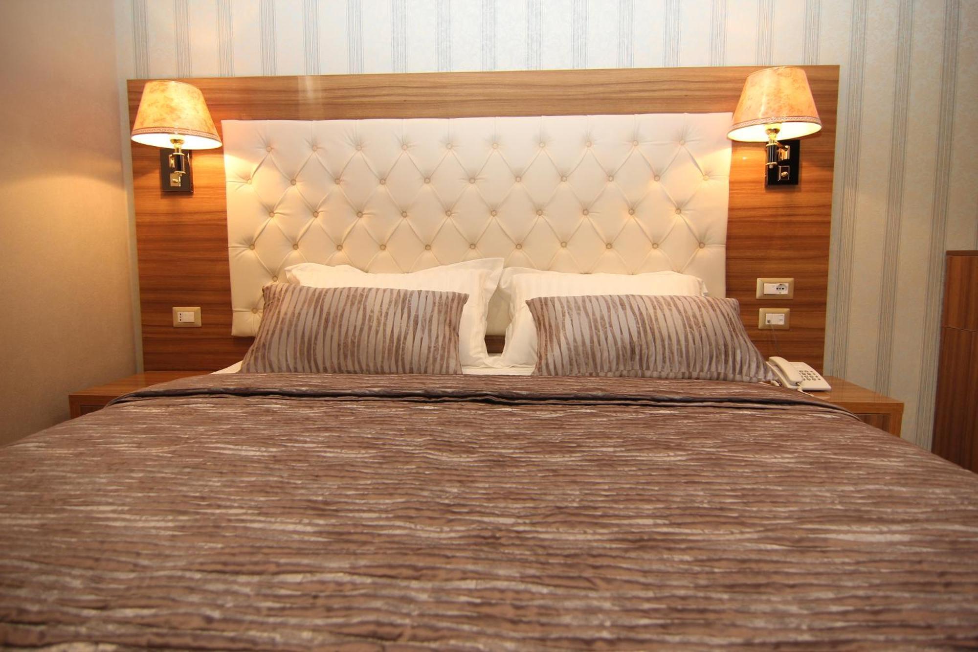 Hotel Boutique Restaurant Gloria Тирана Стая снимка