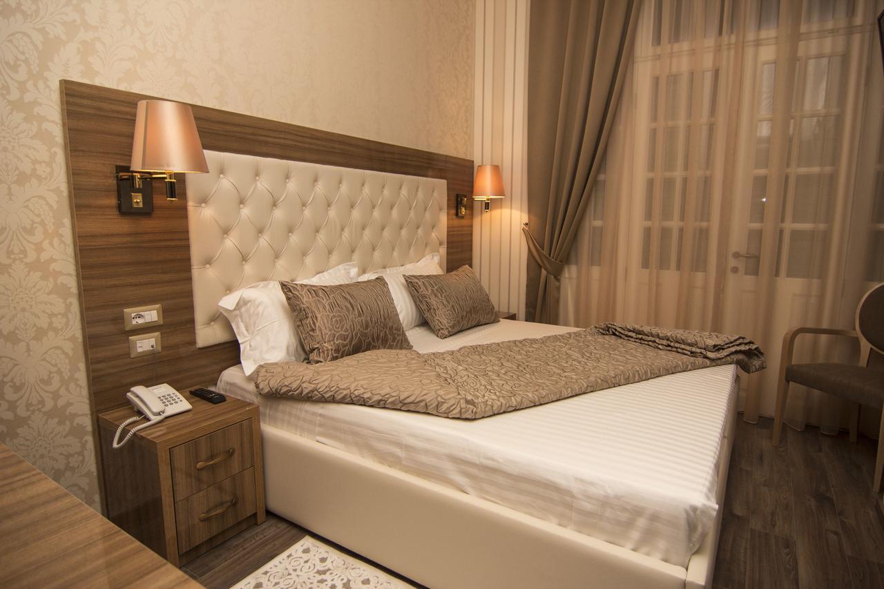 Hotel Boutique Restaurant Gloria Тирана Екстериор снимка