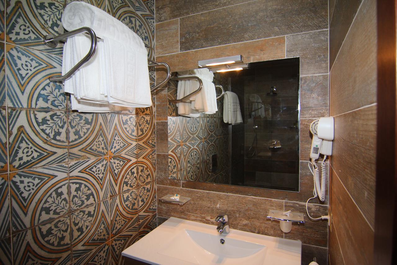 Hotel Boutique Restaurant Gloria Тирана Стая снимка